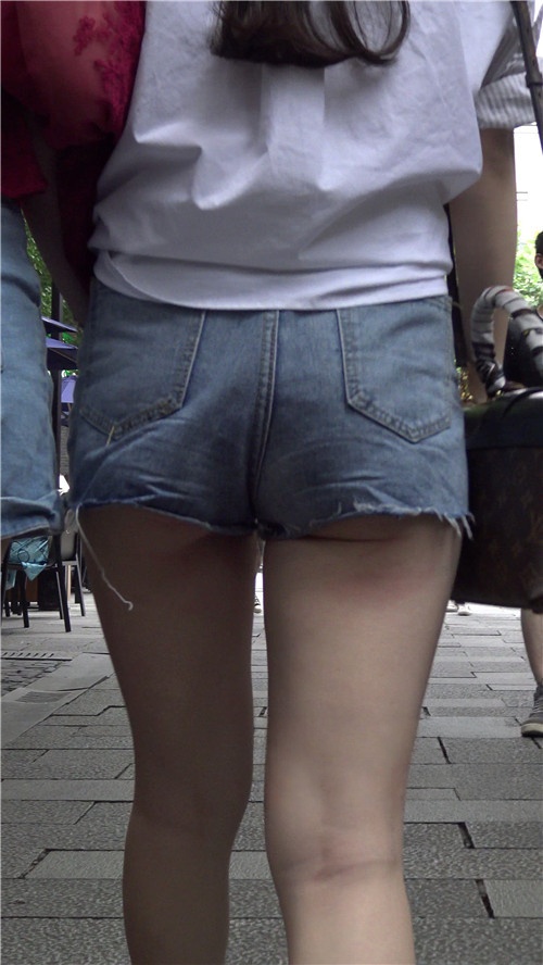 街拍牛仔短裤美女[1.26G/MP4]