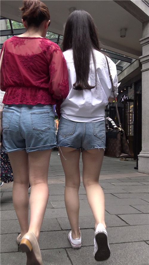 街拍牛仔短裤美女[1.26G/MP4]