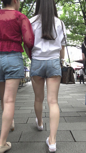 街拍牛仔短裤美女[1.26G/MP4]