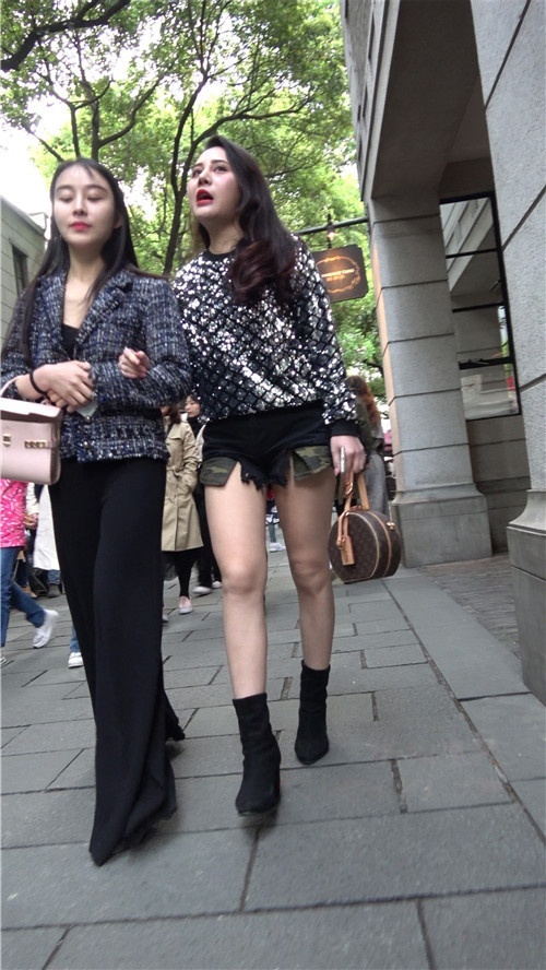 漂亮的红唇美女[1.39G/MP4]