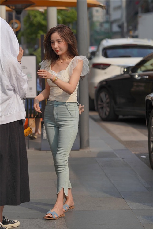 路边拍照的牛仔裤美女(30P)[461M/JPG]