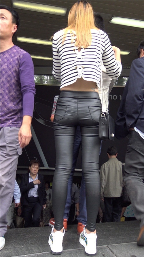 长腿皮裤黄发妹子[2.47G/MP4]