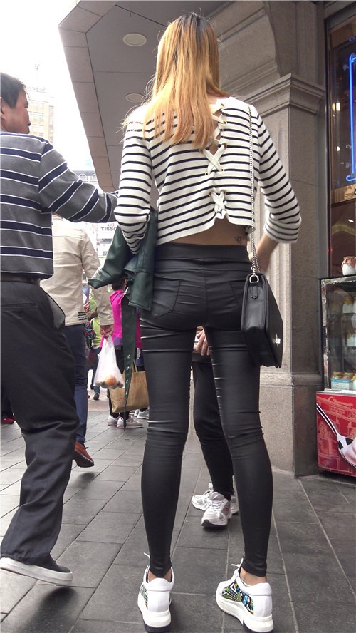 长腿皮裤黄发妹子[2.47G/MP4]