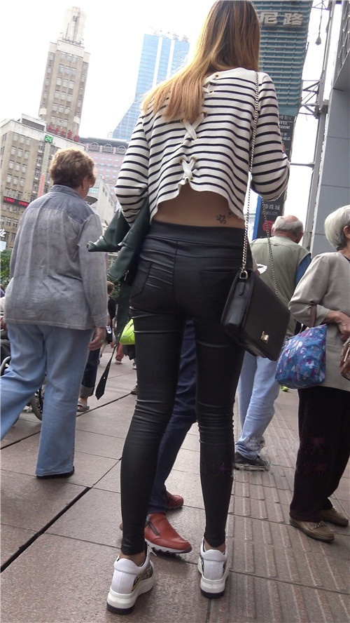 长腿皮裤黄发妹子[2.47G/MP4]