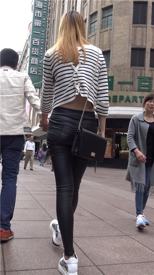 长腿皮裤黄发妹子[2.47G/MP4]