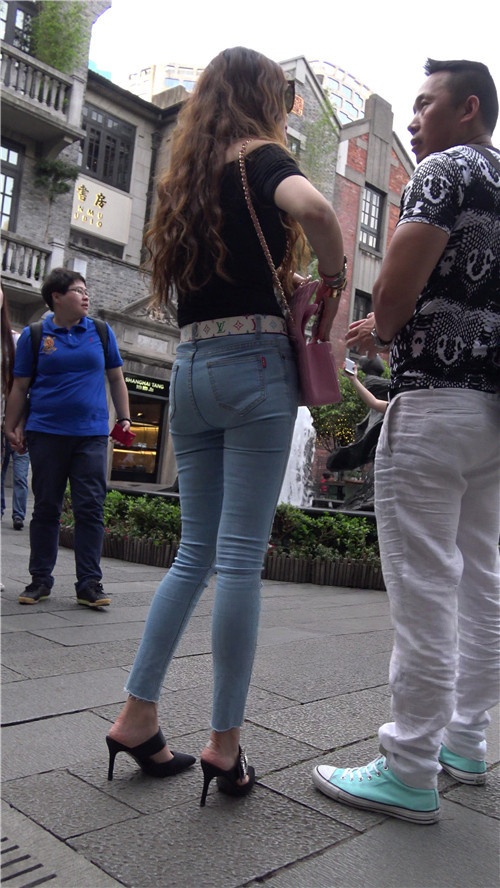 极品牛仔紧身裤妹子[3.11G/MP4]