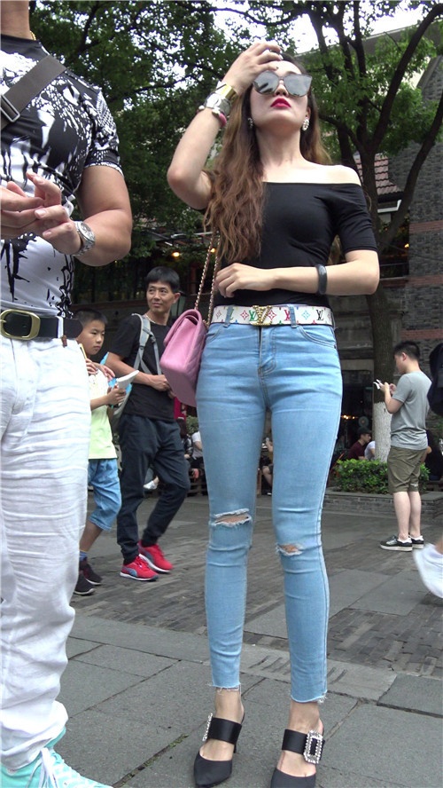 极品牛仔紧身裤妹子[3.11G/MP4]