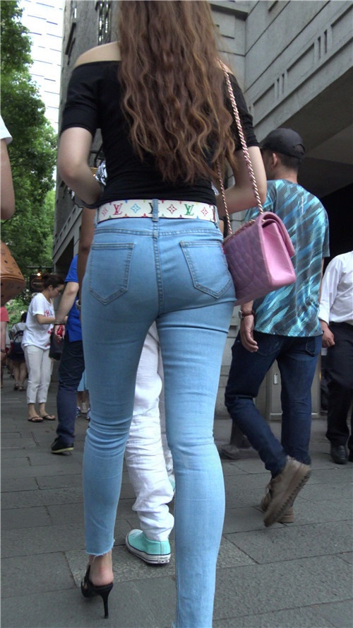 极品牛仔紧身裤妹子[3.11G/MP4]