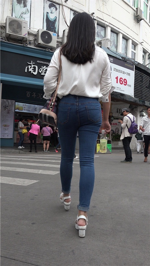 蓝色紧身裤美女 [1.71G/MP4]