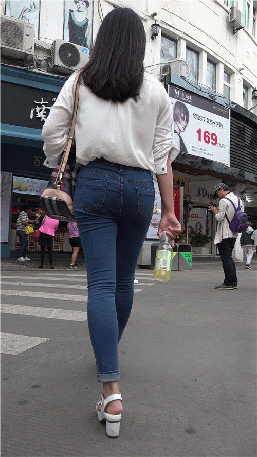 蓝色紧身裤美女 [1.71G/MP4]