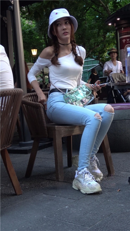 长腿牛仔双马尾小美女 [587M/MP4]