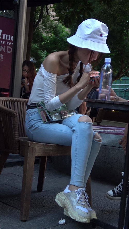 长腿牛仔双马尾小美女 [587M/MP4]