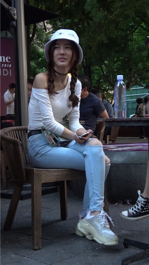 长腿牛仔双马尾小美女 [587M/MP4]