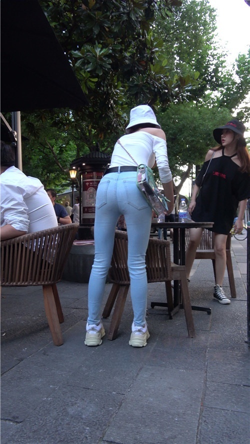 长腿牛仔双马尾小美女 [587M/MP4]