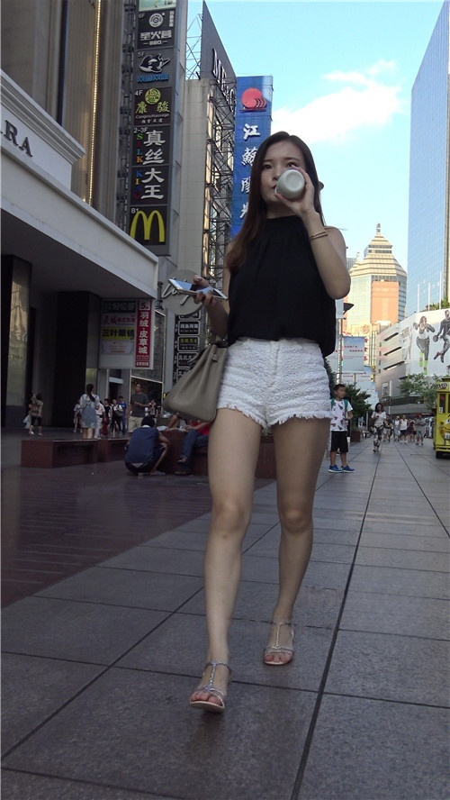 白色短裤小姐姐[1.32G/MP4]