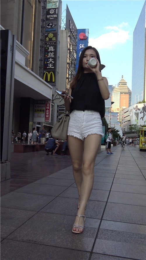 白色短裤小姐姐[1.32G/MP4]