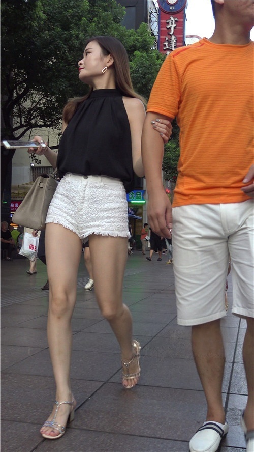 白色短裤小姐姐[1.32G/MP4]