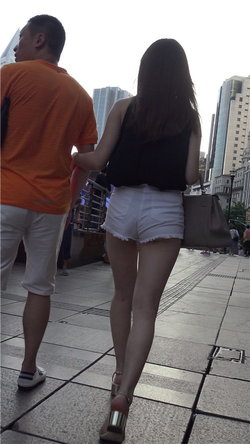 白色短裤小姐姐[1.32G/MP4]