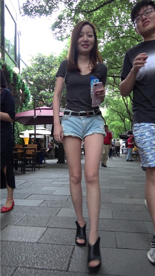 蓝色牛仔短裤美眉 [917M/MP4]  [