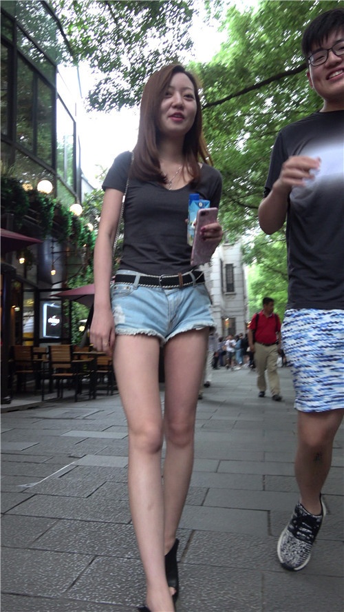 蓝色牛仔短裤美眉 [917M/MP4]  [