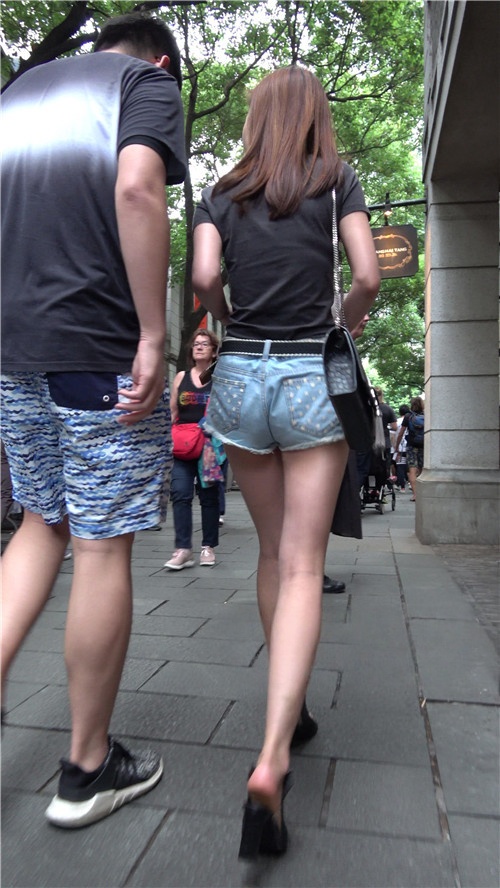 蓝色牛仔短裤美眉 [917M/MP4]  [