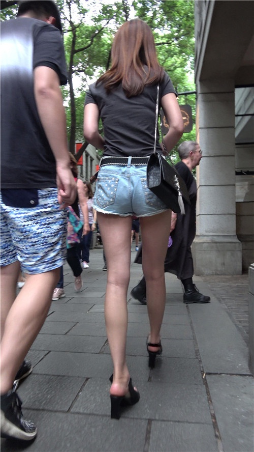 蓝色牛仔短裤美眉 [917M/MP4]  [