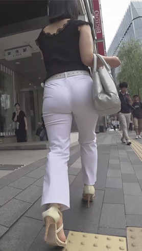 白色紧裤饱满圆润[1.39G/MP4]