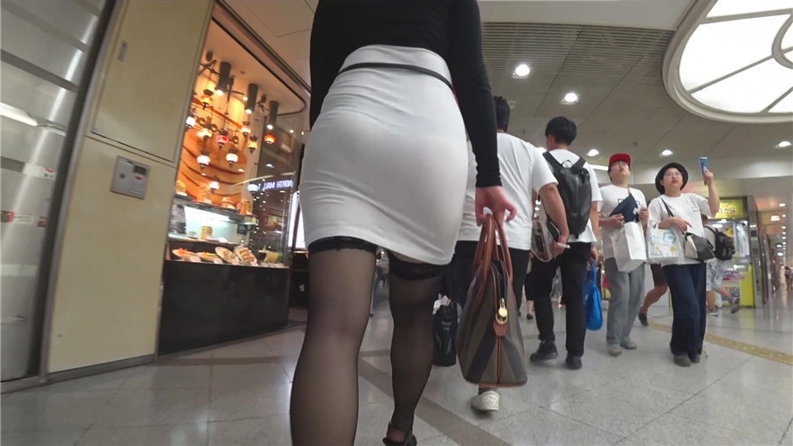 白色连衣包屯短裙黑丝高跟红发妹子[1.06G/MP4]