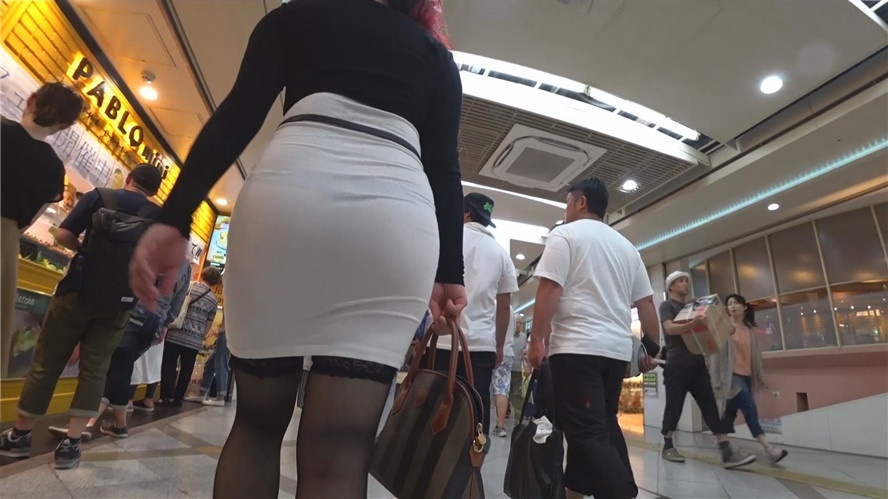 白色连衣包屯短裙黑丝高跟红发妹子[1.06G/MP4]