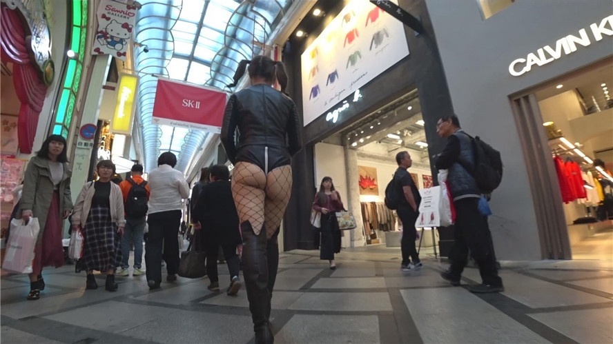 黑色网袜高跟皮靴美眉[1.42G/MP4]