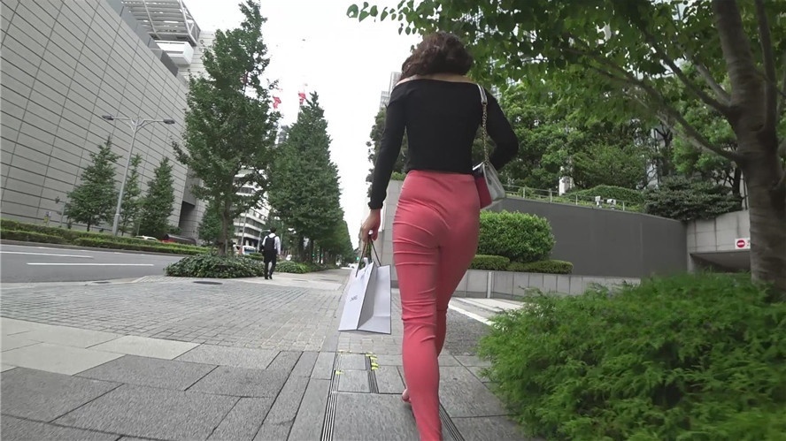 黑色上衣紧身红裤[1.45G/MP4]