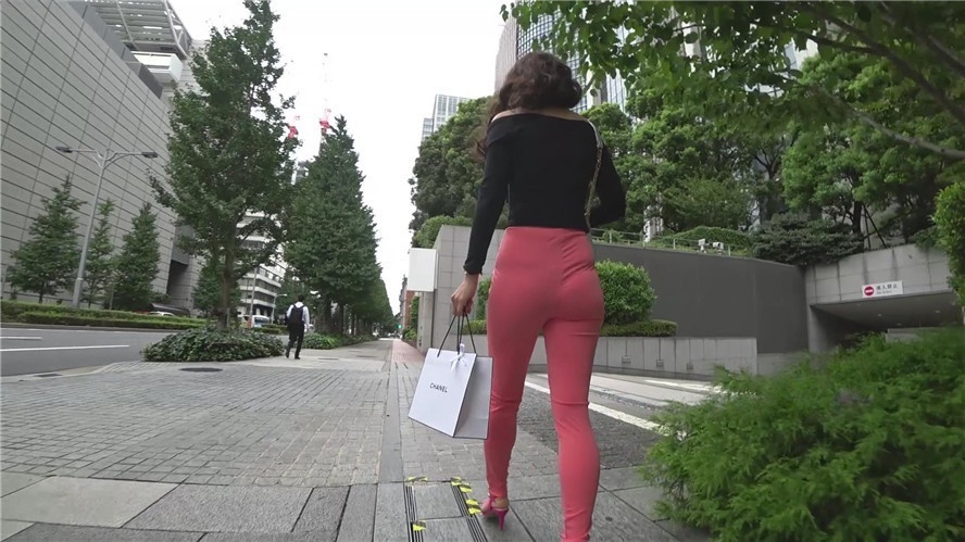 黑色上衣紧身红裤[1.45G/MP4]