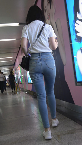 超紧蓝色牛仔裤小姐姐[690M/MP4]  [