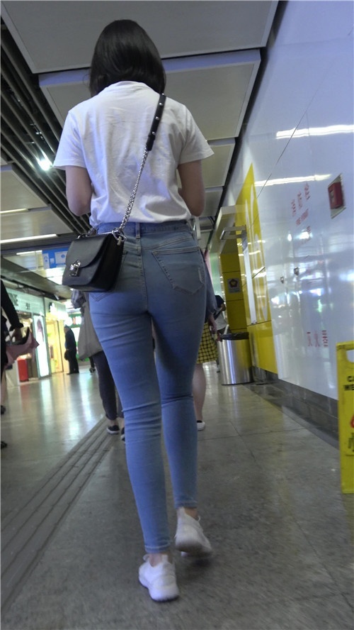 超紧蓝色牛仔裤小姐姐[690M/MP4]  [