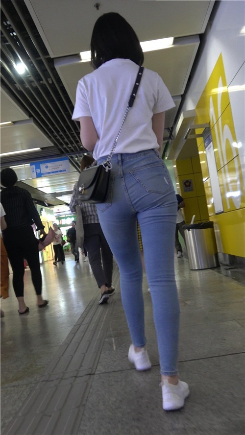 超紧蓝色牛仔裤小姐姐[690M/MP4]  [