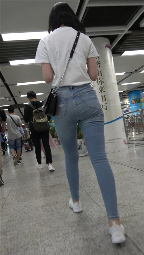 超紧蓝色牛仔裤小姐姐[690M/MP4]  [