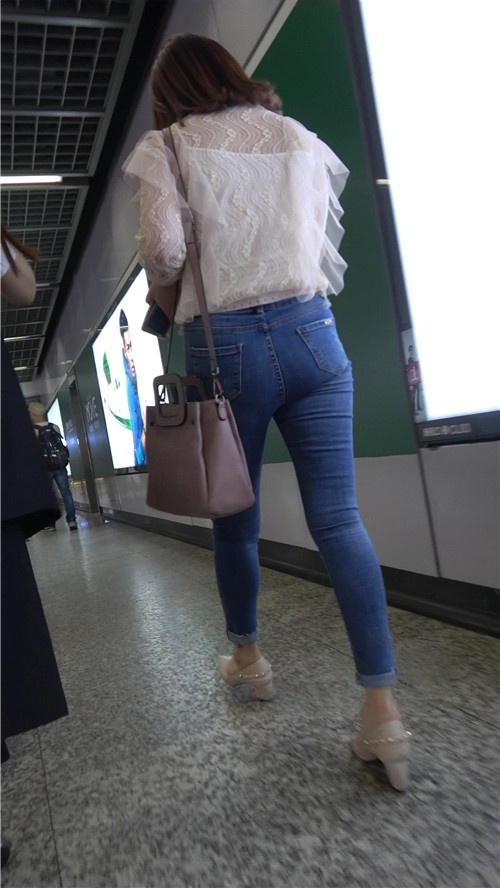 蓝色紧身牛仔裤美女[849M/MP4]