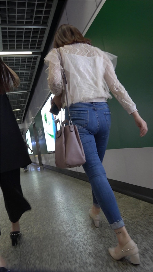 蓝色紧身牛仔裤美女[849M/MP4]