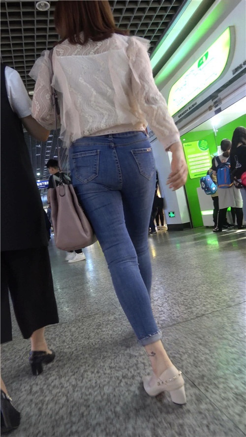 蓝色紧身牛仔裤美女[849M/MP4]