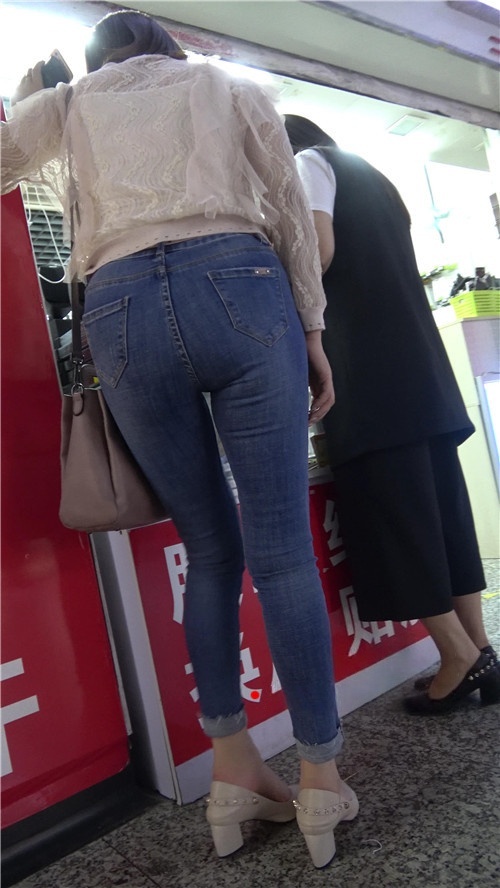 蓝色紧身牛仔裤美女[849M/MP4]