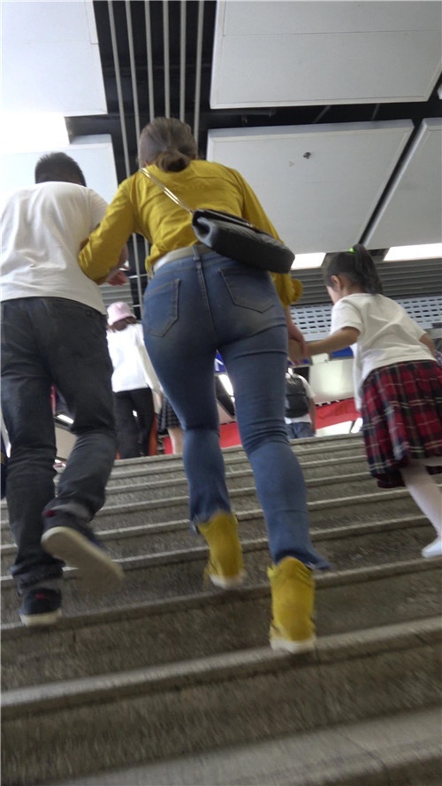 三组紧身牛仔裤美女[1.09G/MP4]