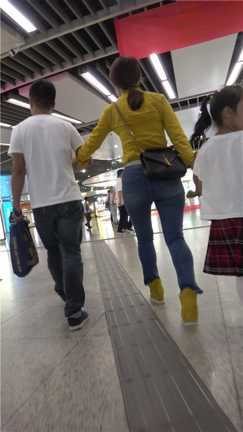 三组紧身牛仔裤美女[1.09G/MP4]