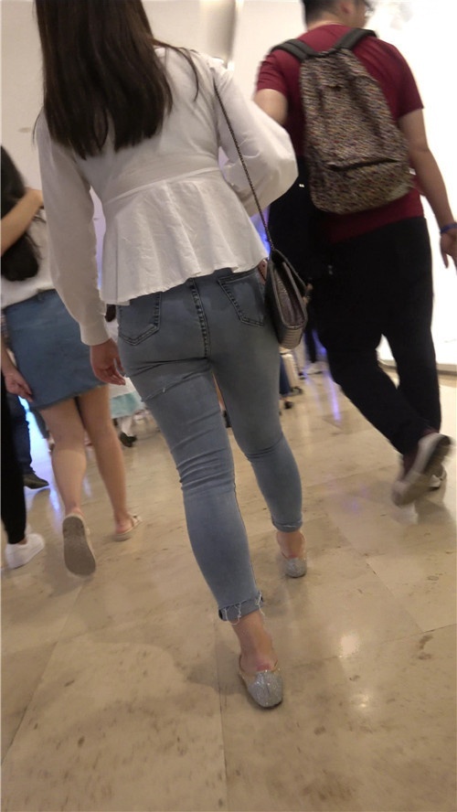 三组紧身牛仔裤美女[1.09G/MP4]