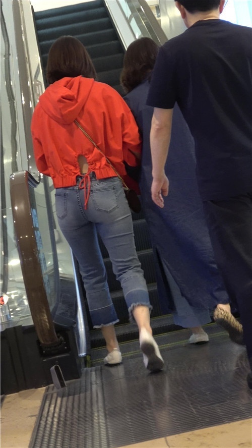 三组紧身牛仔裤美女[1.09G/MP4]