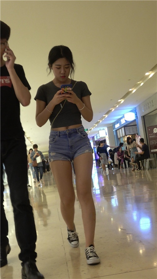 极品长发热裤美女[993M/MP4]