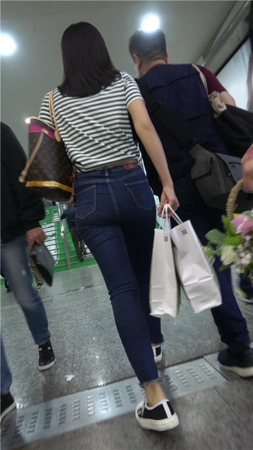 街拍极品牛仔紧身裤美女[561M/MP4]