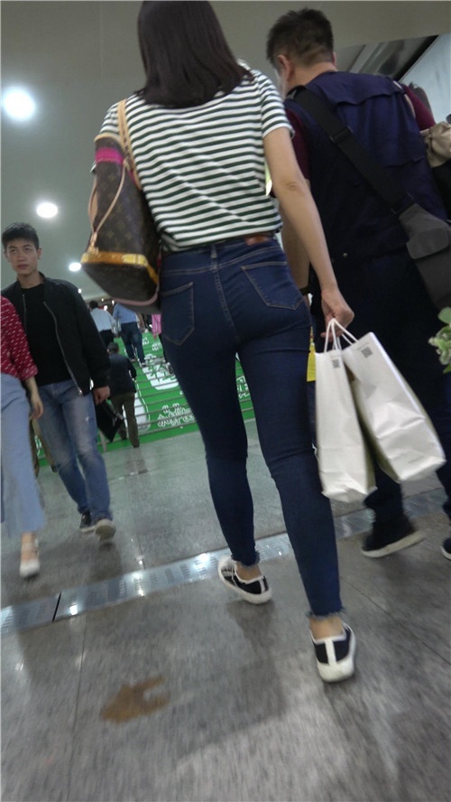 街拍极品牛仔紧身裤美女[561M/MP4]