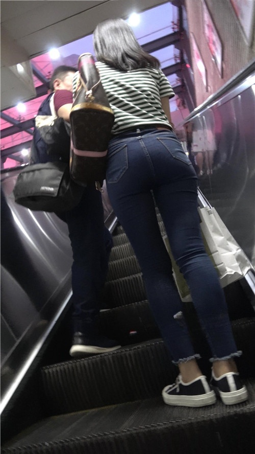 街拍极品牛仔紧身裤美女[561M/MP4]