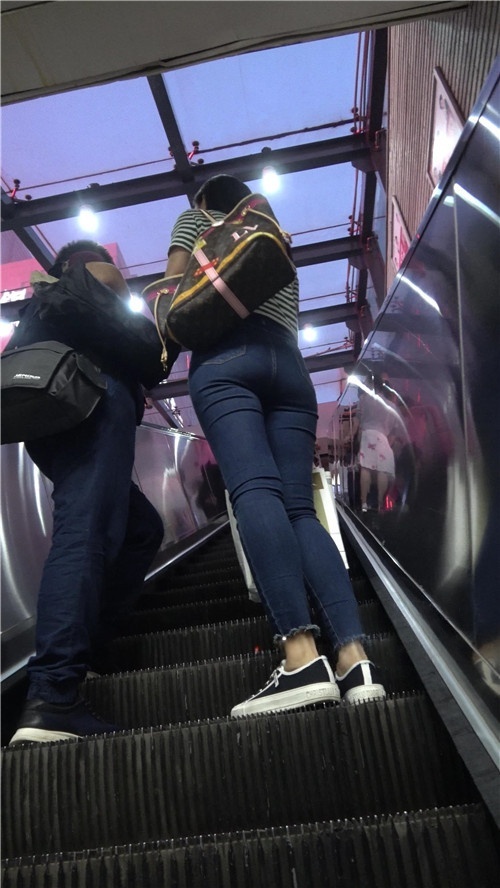 街拍极品牛仔紧身裤美女[561M/MP4]