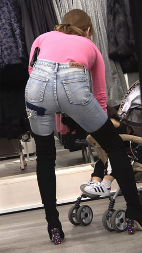 漂亮的高靴牛仔紧身裤美女[2.3G/MP4]